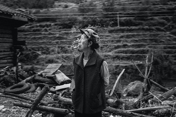 how to take stunning travel photos capture people portraits elderly woman smoking black and white how to take stunning travel photos capture people portraits elderly woman smoking black and white